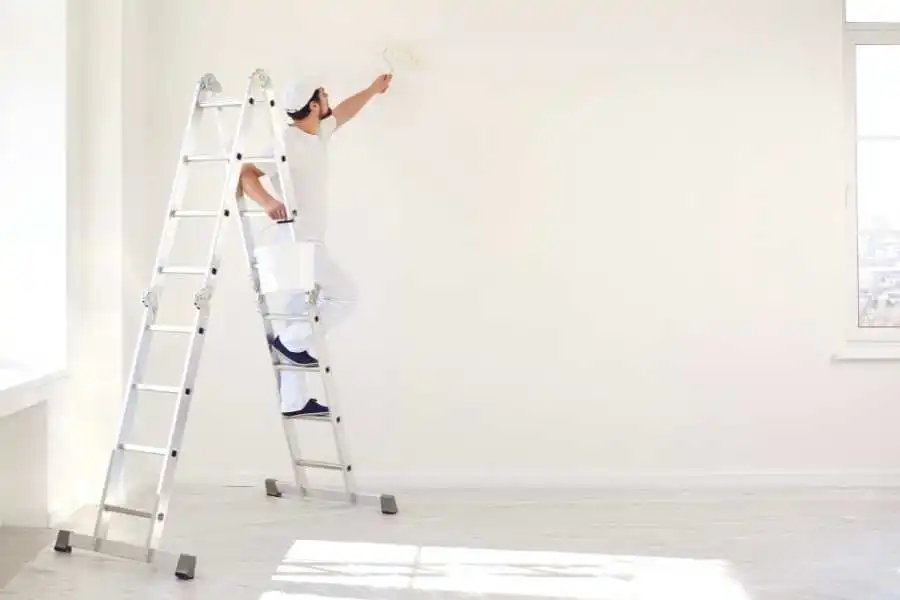 Chantier de peinture extérieure dans les Pyrénées-Orientales